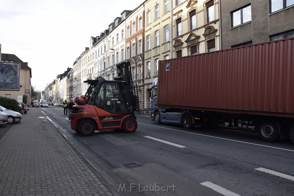 LKW gegen Bruecke wegen Rettungsgasse Koeln Muelheim P19.JPG - Miklos Laubert